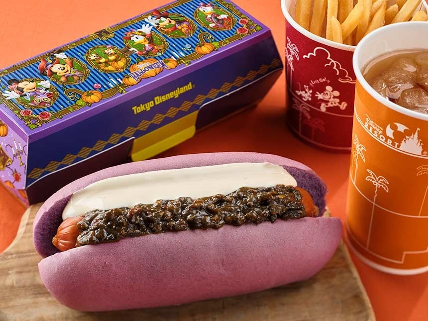東京ディズニーランドハロウィンおすすめメニュー「スペシャルホットドッグ(スウィートチリ・ミートソース&チーズソース)」