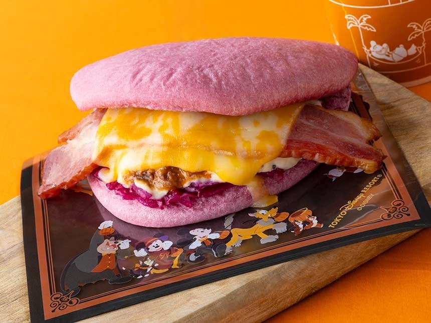 東京ディズニーランドハロウィンおすすめメニュー「スペシャルサンド(ベーコン、チーズ、ポテト、ミートソース)」
