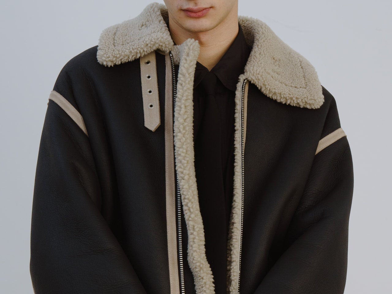 [Gallery]【３選】まだまだ肌寒いからムートンが着たくなって。「サロモン」のスニーカーじゃないほうをアクセントにクールに着こなす。