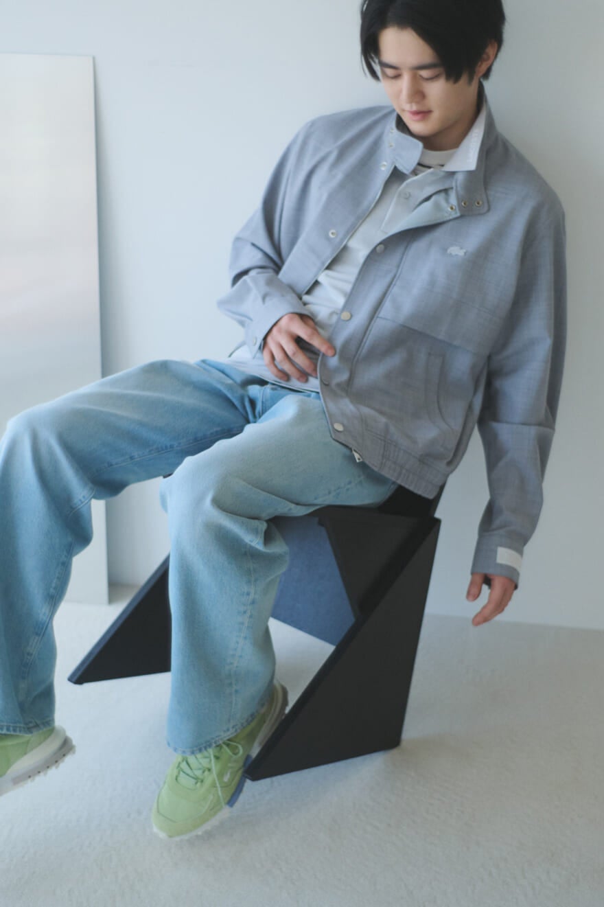 ラコステの新作メンズスニーカー「ELITE ACTIVE 1263 SMA」を着用する鈴鹿央士さん