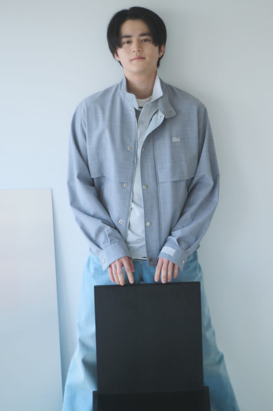 ラコステのメンズハリントンジャケットとデニムを着用する鈴鹿央士さん