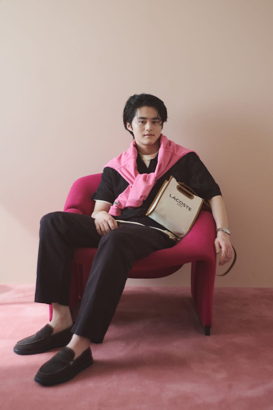 ラコステの新作メンズローファー型スニーカー「COCHET 126 1 APAC CMA」を着用する鈴鹿央士さん