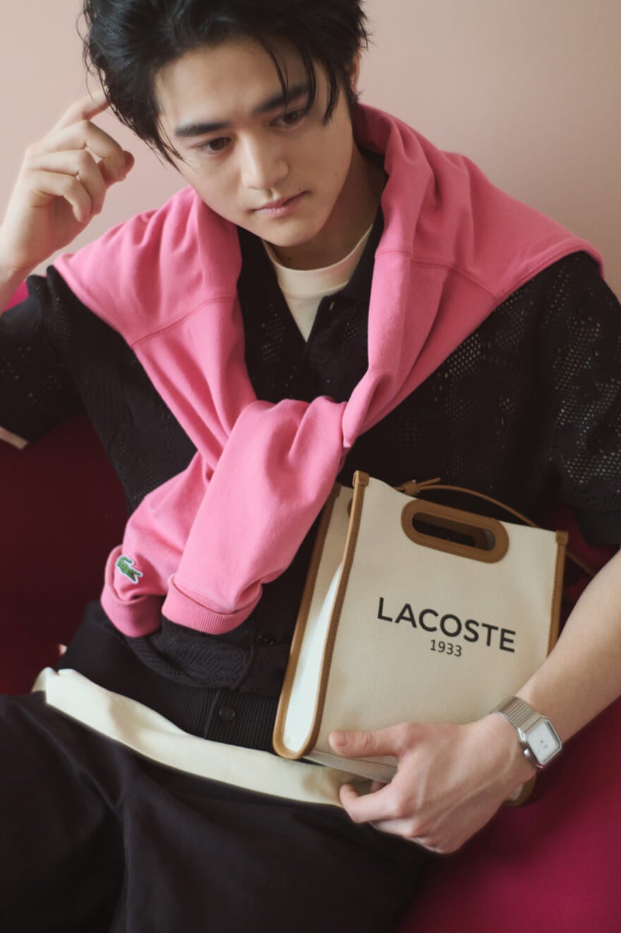 ラコステの新作メンズカーディガンとミニバッグを着用する鈴鹿央士さん