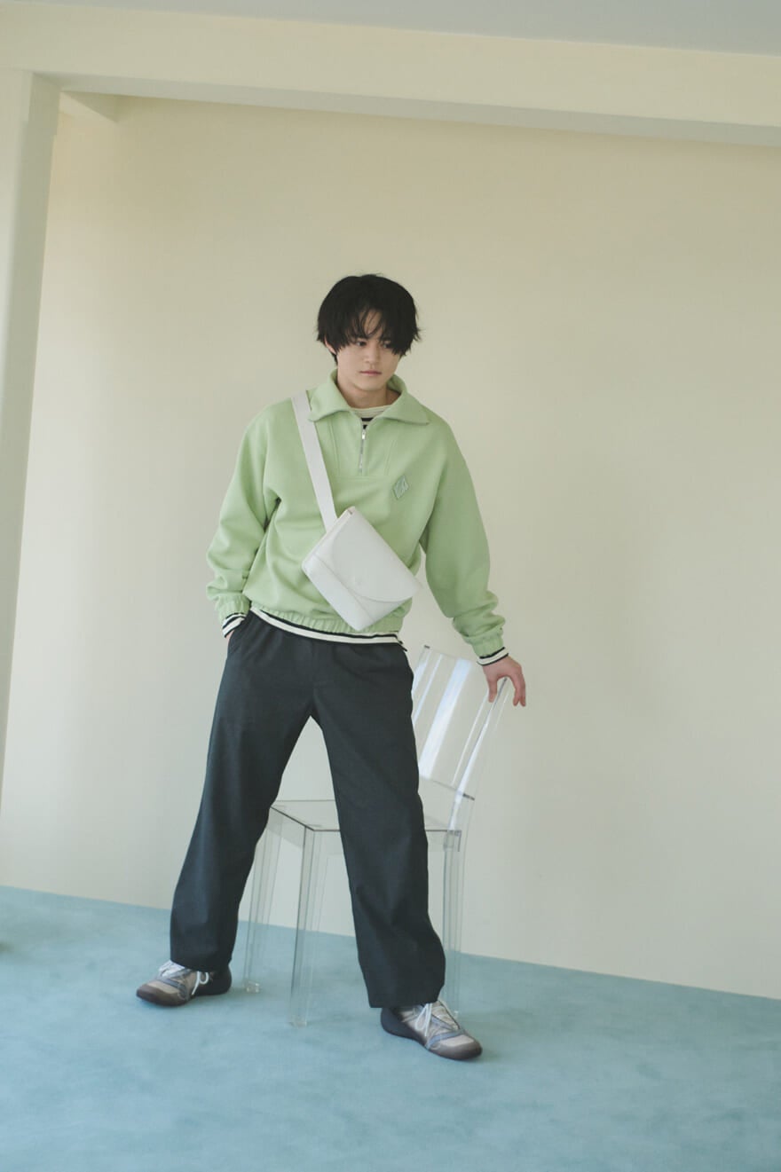 ラコステの春夏新作メンズスニーカー「AG-LT ACTIVE 1261 SMA」を着用する鈴鹿央士さん