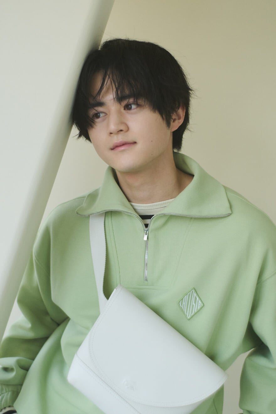 ラコステの新作メンズハーフジップスウェットを着用する鈴鹿央士さん