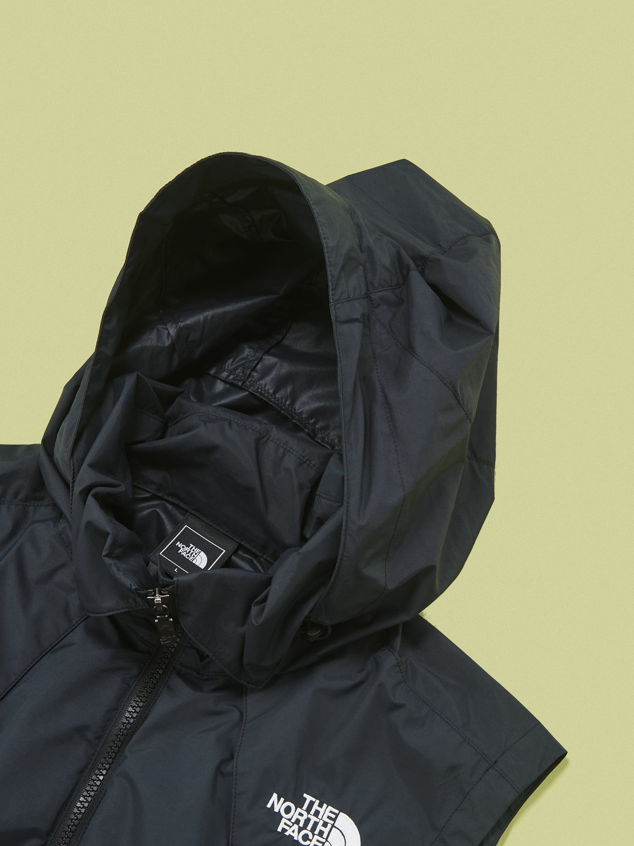 ザ・ノース・フェイスの黒いチムニーウインドベストのビルトインフード