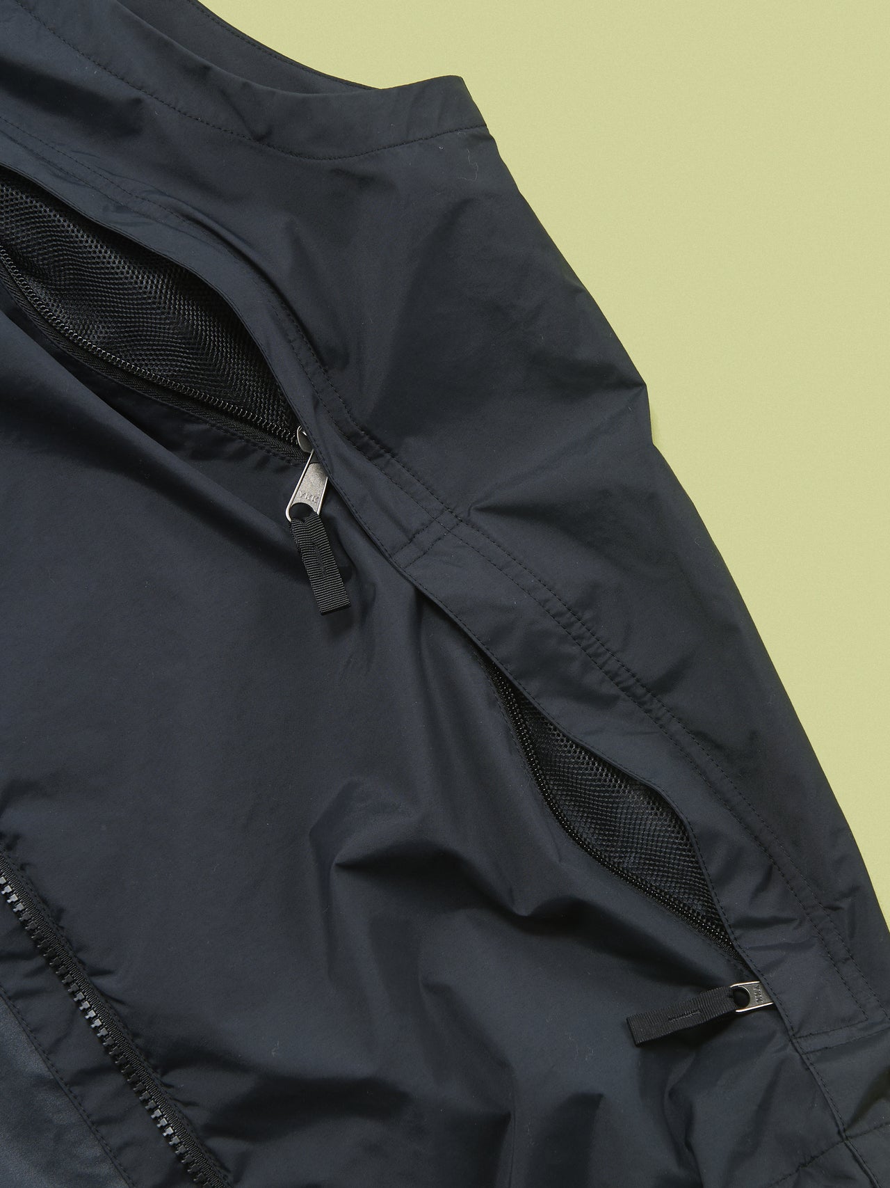 ザ・ノース・フェイスの黒いチムニーウインドベストのフロントポケット