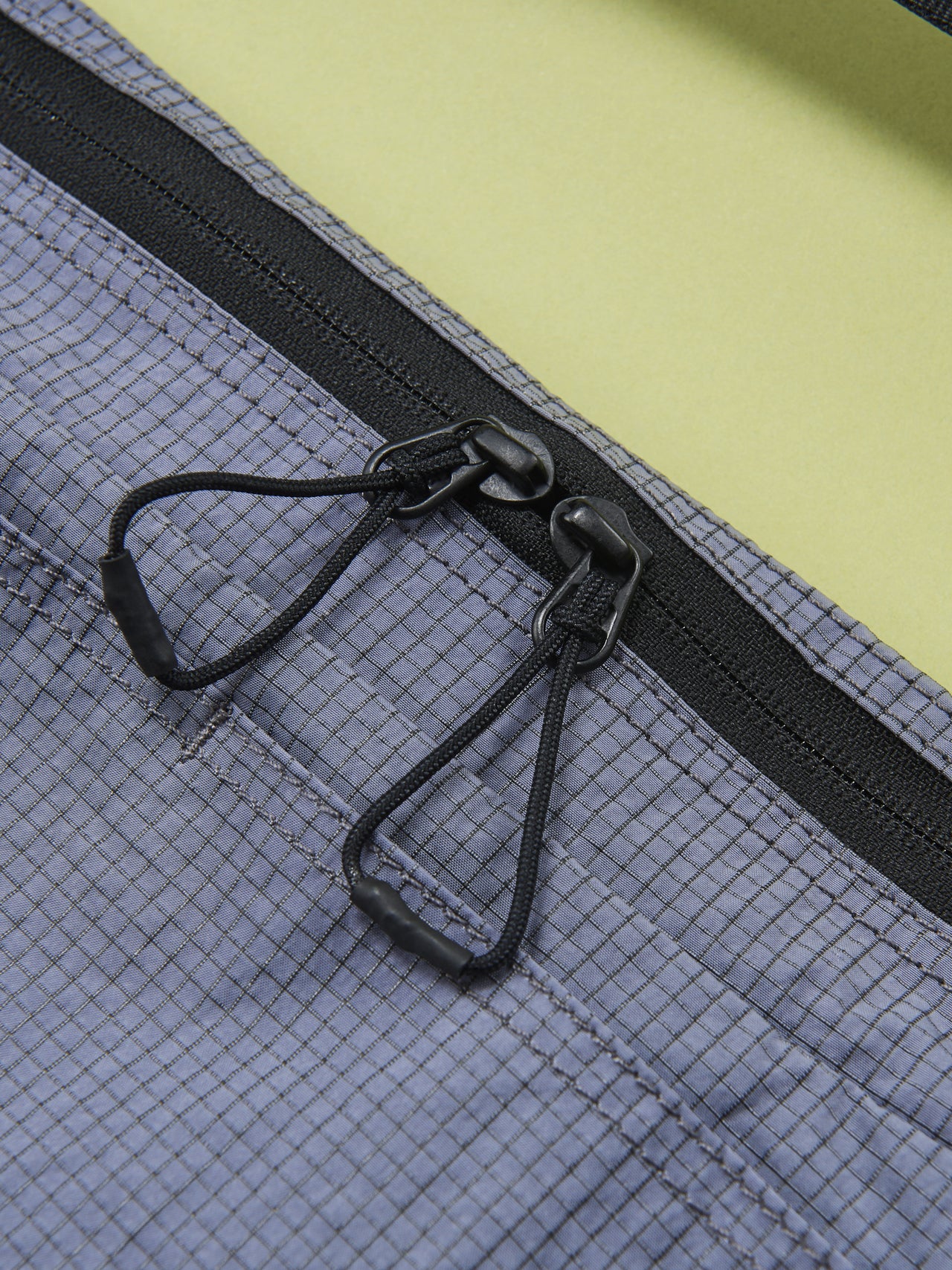 ザ・ノース・フェイスのメノウウィーケンダー バッグのトップポケットのファスナー