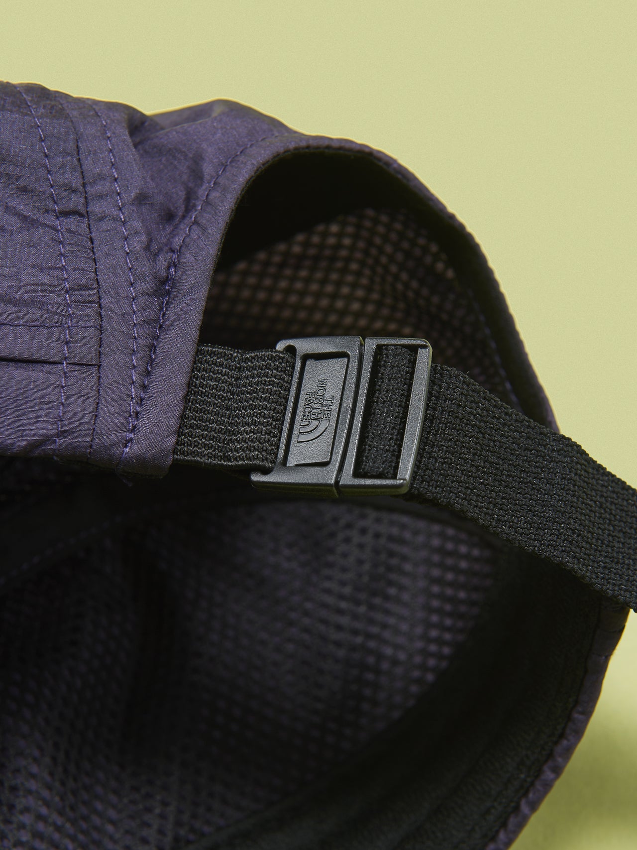 ザ・ノース・フェイスのダイヤモンドフューズアクションウィンドキャップの後方のアジャスター