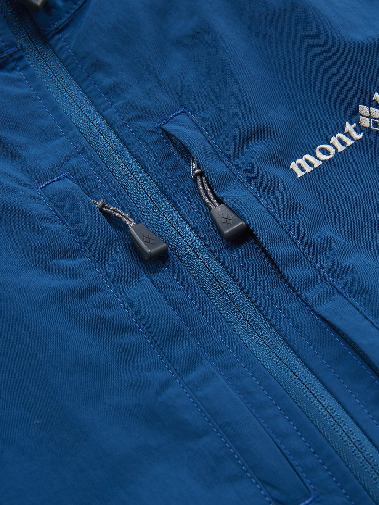 モンベルのトレッキングベストのフロントジップ、胸のジップポケット