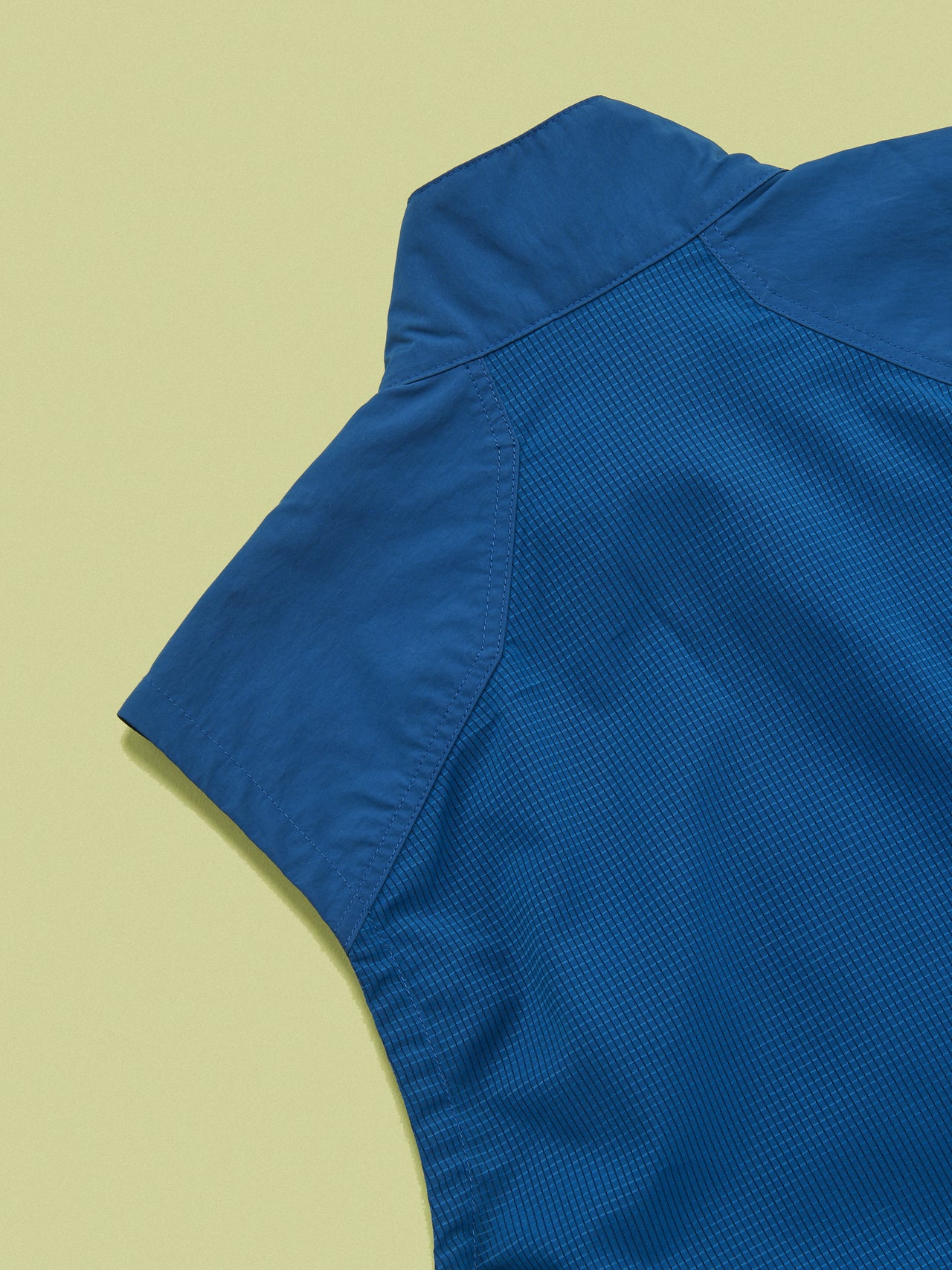 モンベルのトレッキングベストの背面のメッシュ素材