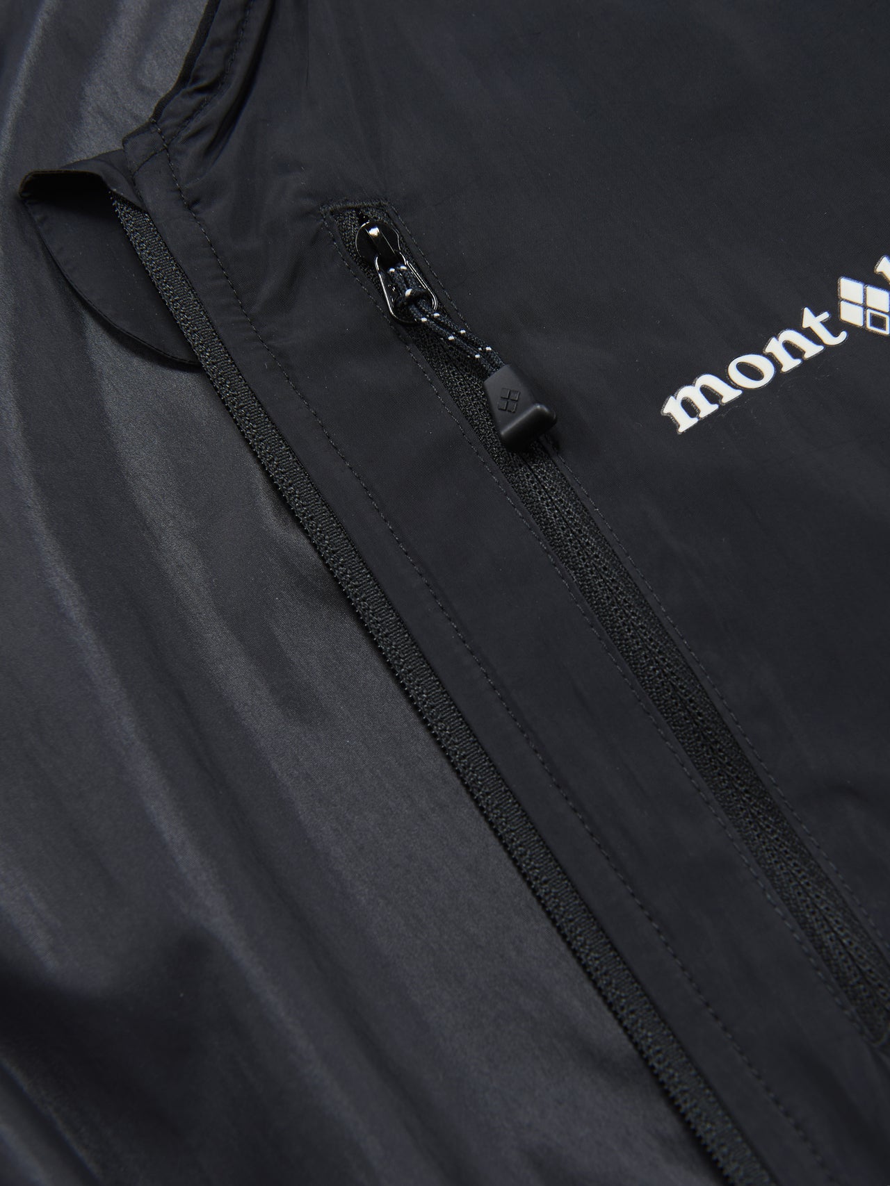 モンベルのウインドブラスト Vネックジャケットのフロントジップ、胸ポケット