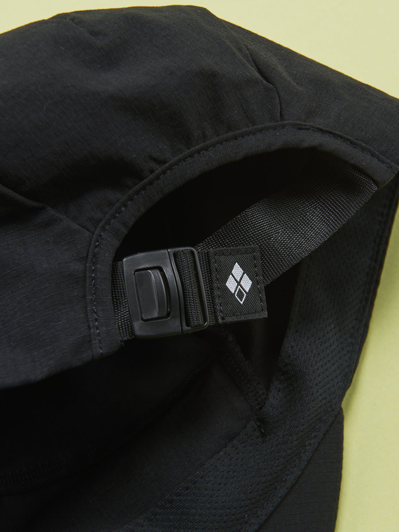 モンベルのポップアップ キャップの後方のアジャスター、バックル