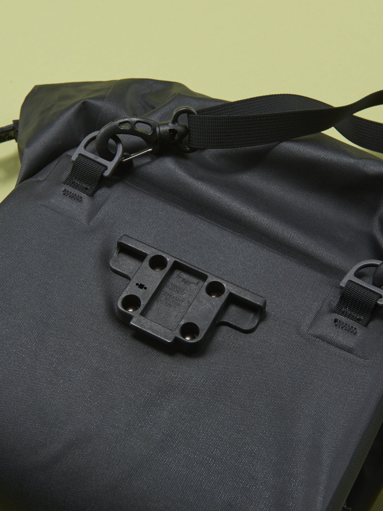 モンベルのドライ ハンドルバーバッグ 8 の裏のアタッチメント
