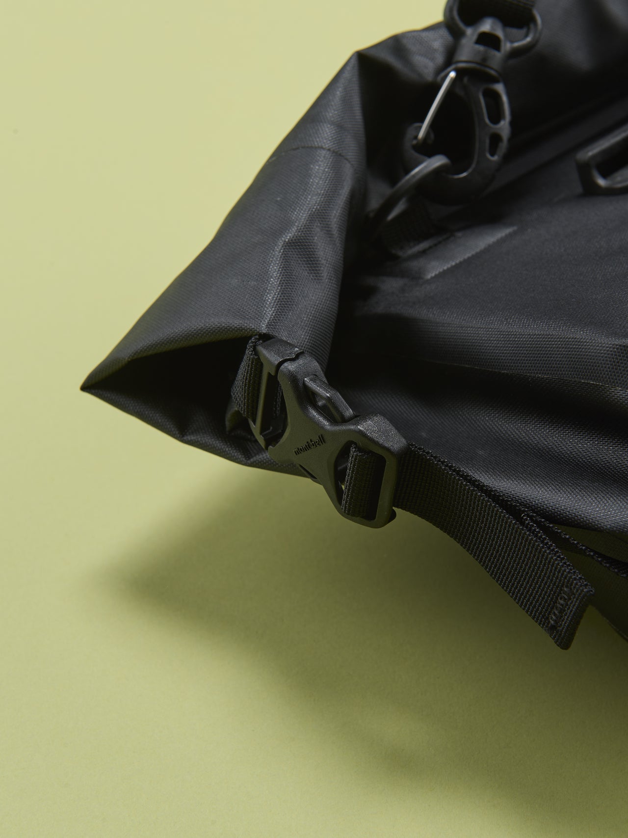 モンベルのドライ ハンドルバーバッグ 8 のロールトップとサイドのバックル