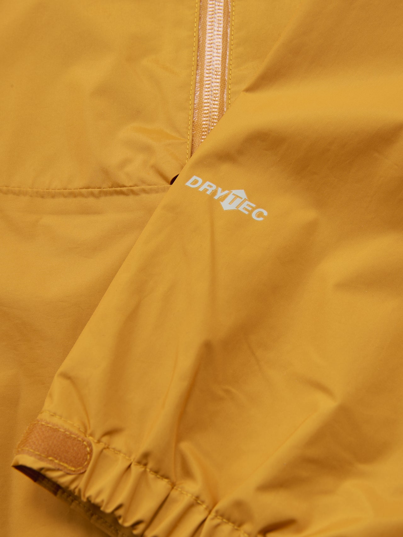 モンベルのレインハイカー ジャケットのドライテックロゴ