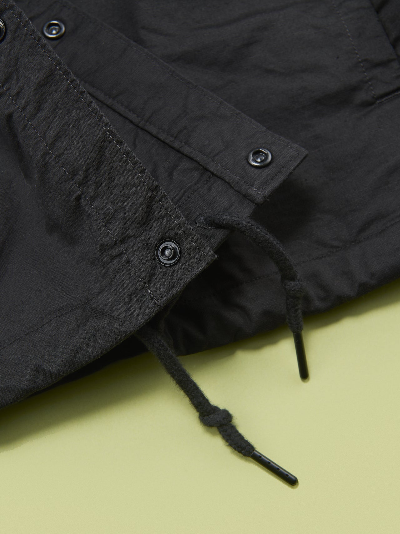 パタゴニアのメンズ・ライトウェイト・オールウェア・アンラインド・ジャケットの裾、フロントのスナップボタン