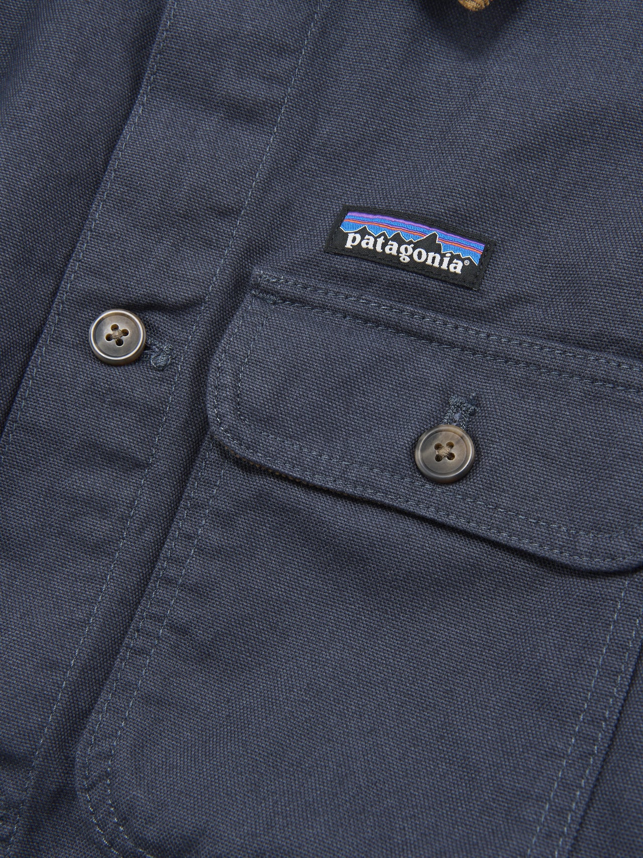 パタゴニアのメンズ・ポイント・レイズ・キャンバス・ジャケット の胸ポケットとブランドロゴ