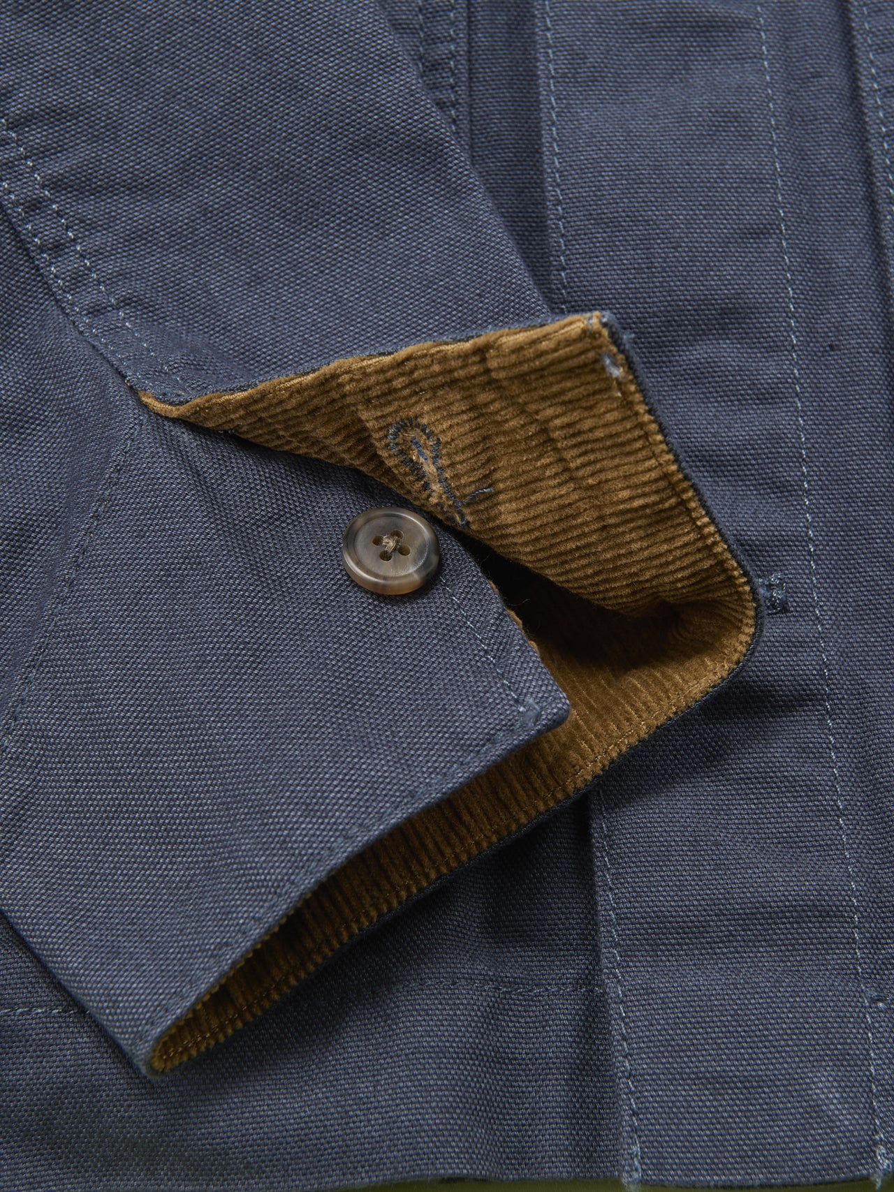 パタゴニアのメンズ・ポイント・レイズ・キャンバス・ジャケット の袖口のコーデュロイ切り替え