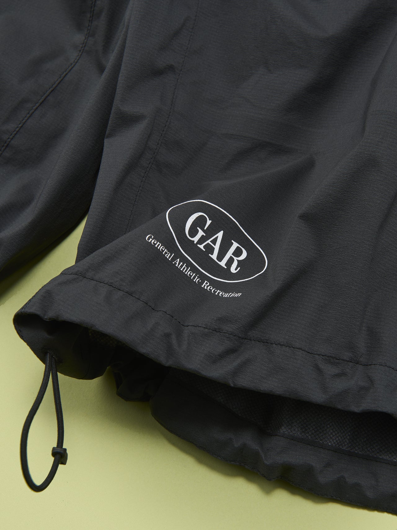 ザ・ノース・フェイスのGAR ライトレインジャケットの裾のロゴ