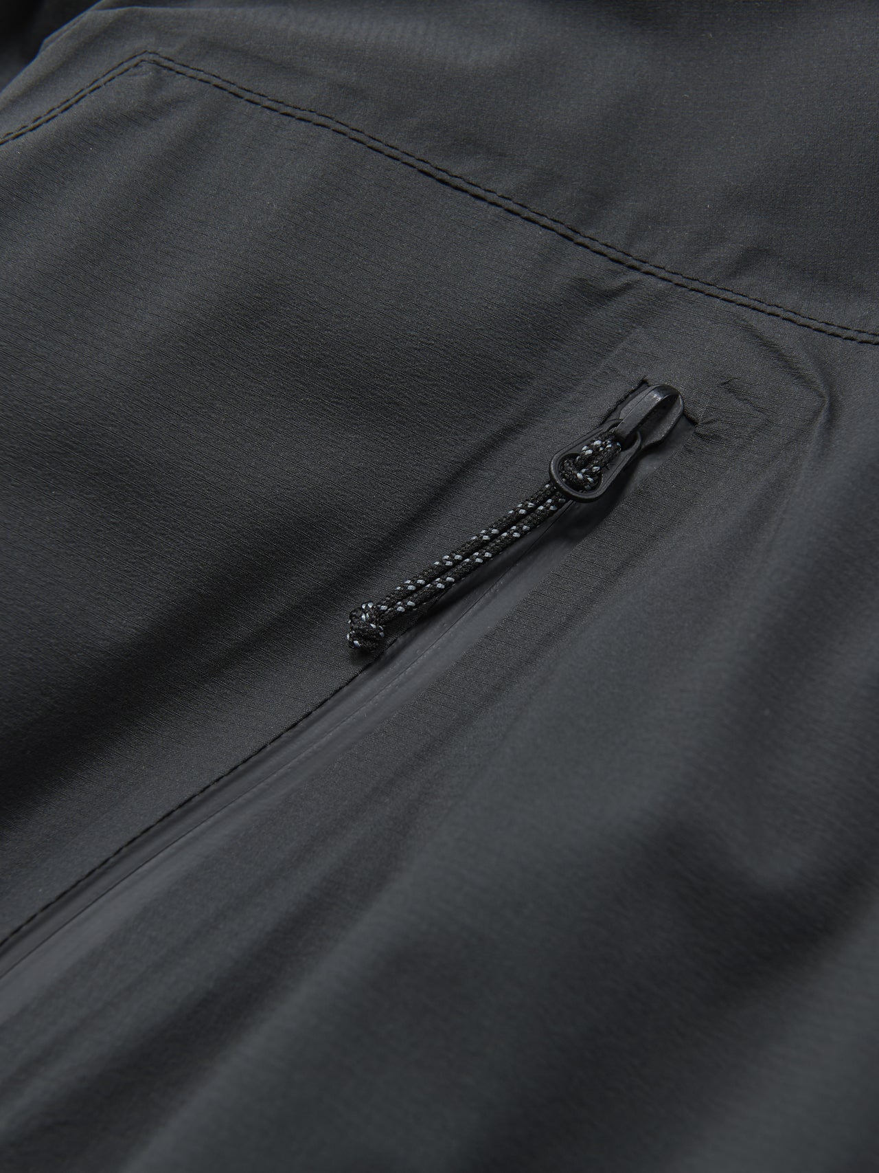 ザ・ノース・フェイスのGAR ライトレインジャケットのスランティングポケット