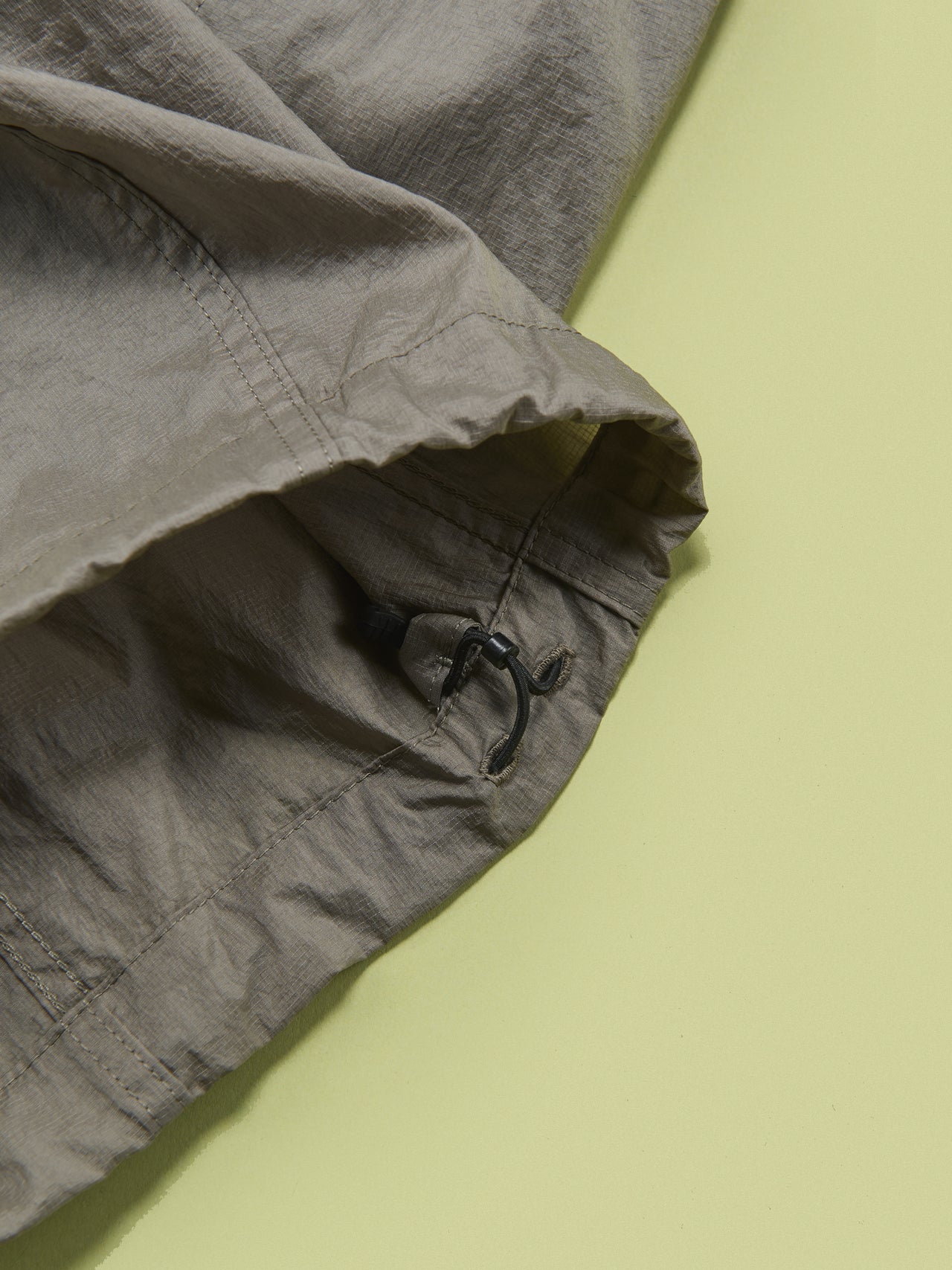 ザ・ノース・フェイスのGAR ウインドパンツの裾のドローコード