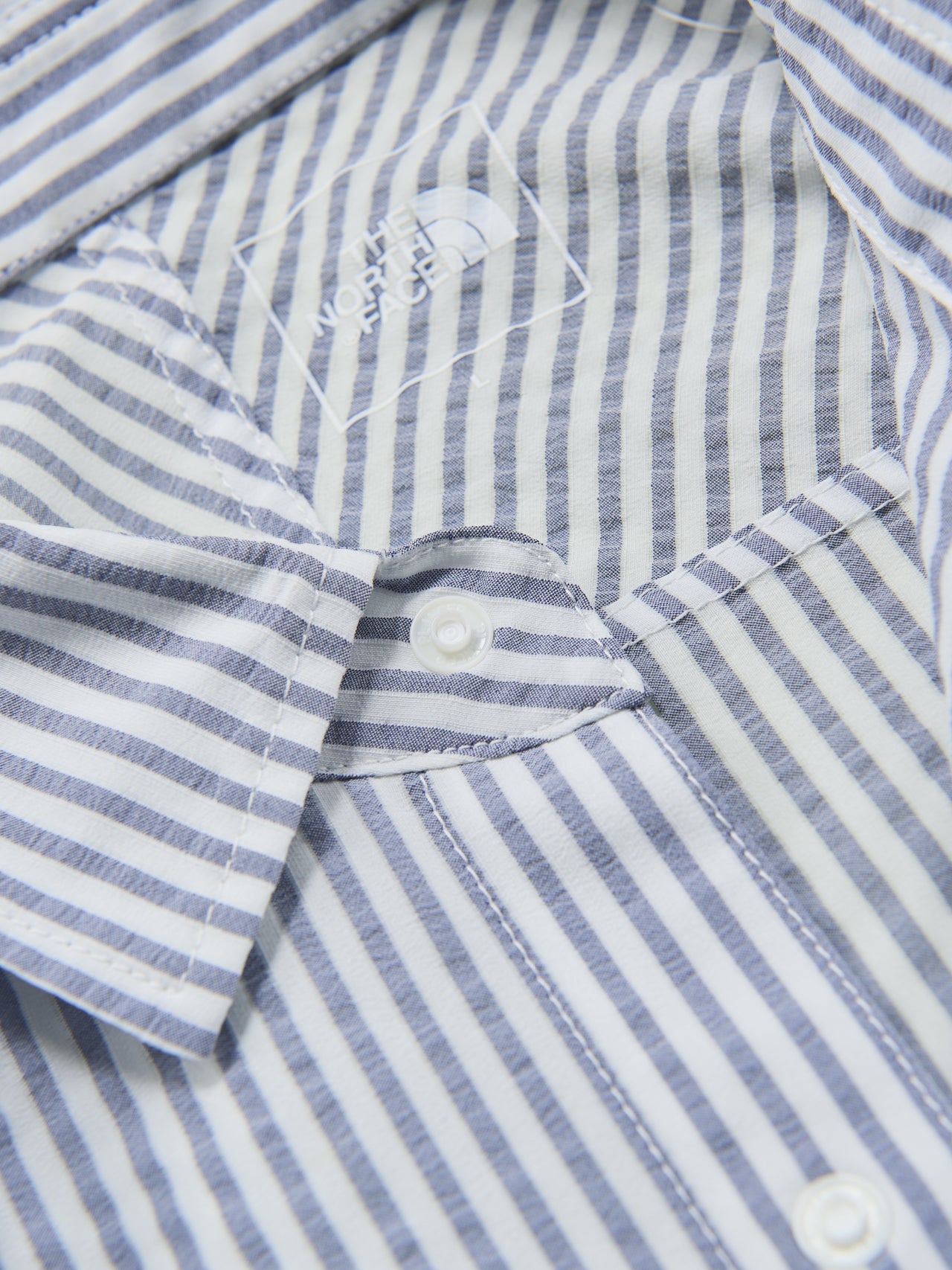 ザ・ノース・フェイスのGARロングスリーブシャツのフロントのスナップボタン