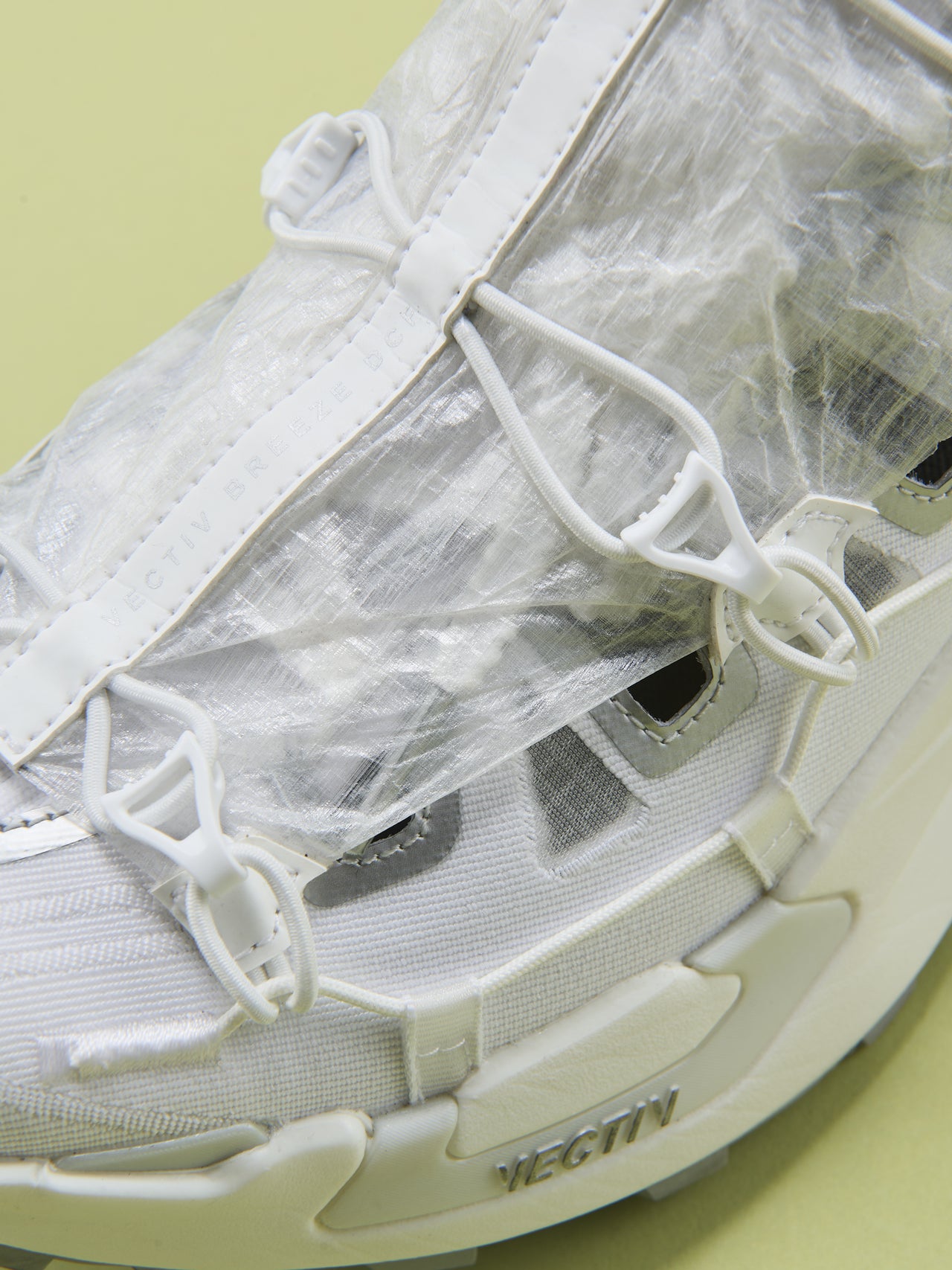 ザ・ノース・フェイスのベクティブ ブリーズ DCF スニーカーの超高分子量ポリエチレン繊維Dyneema&reg;（ダイニーマ）で作られた取り外し可能なレインカバー