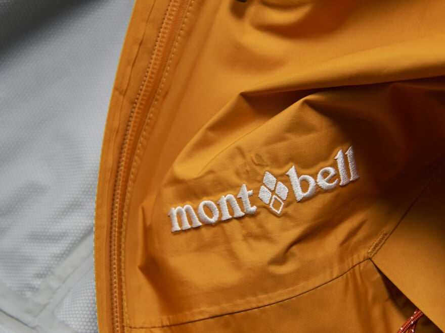 春新作！「モンベル」で３月に買うべき“コスパ最強名品”５選。１万円台以下の防水ジャケットから人気の黒小物まで。［mont-bell]