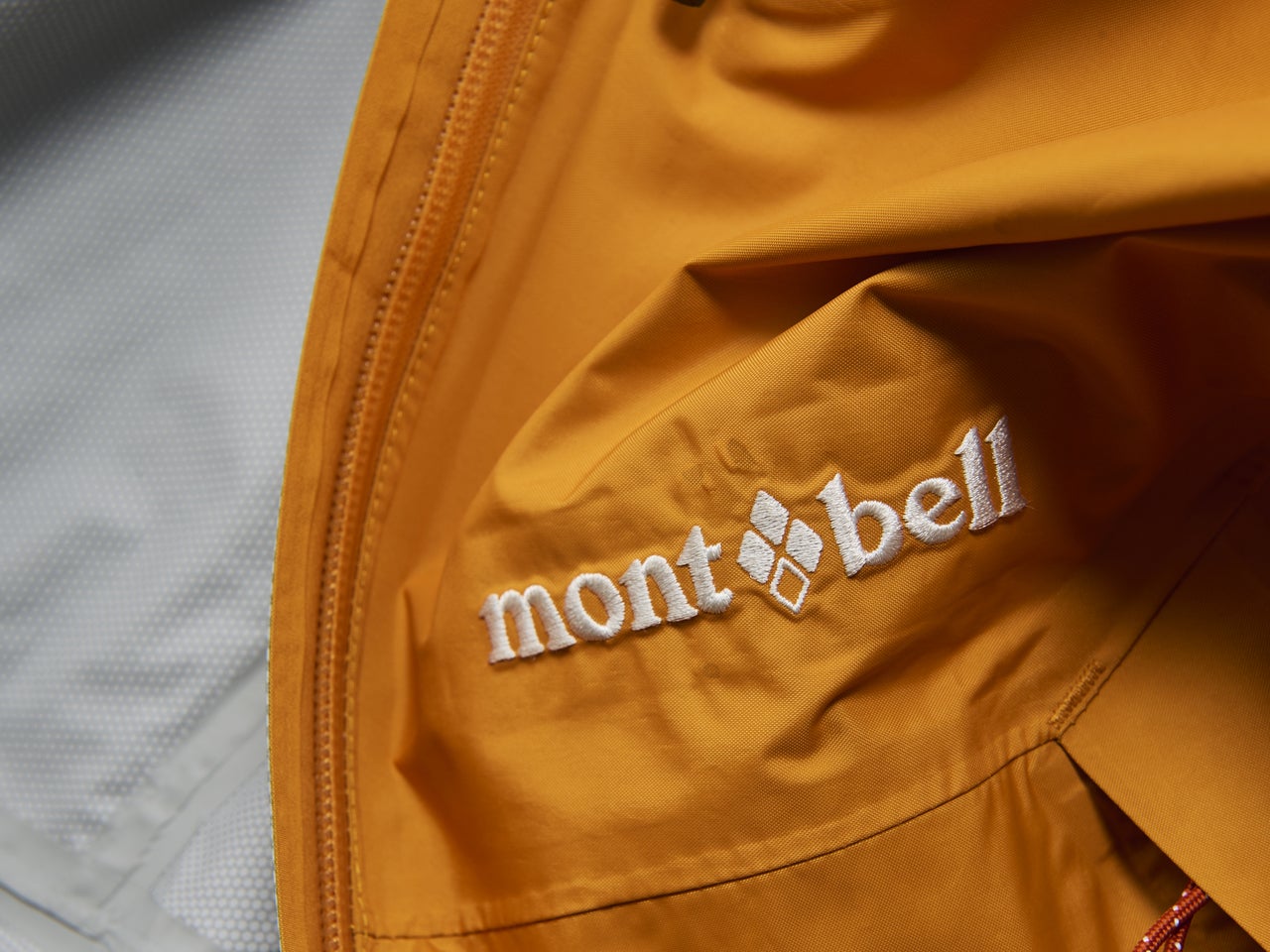 春新作！「モンベル」で３月に買うべき“コスパ最強名品”５選。１万円台以下の防水ジャケットから人気の黒小物まで。［mont-bell]
