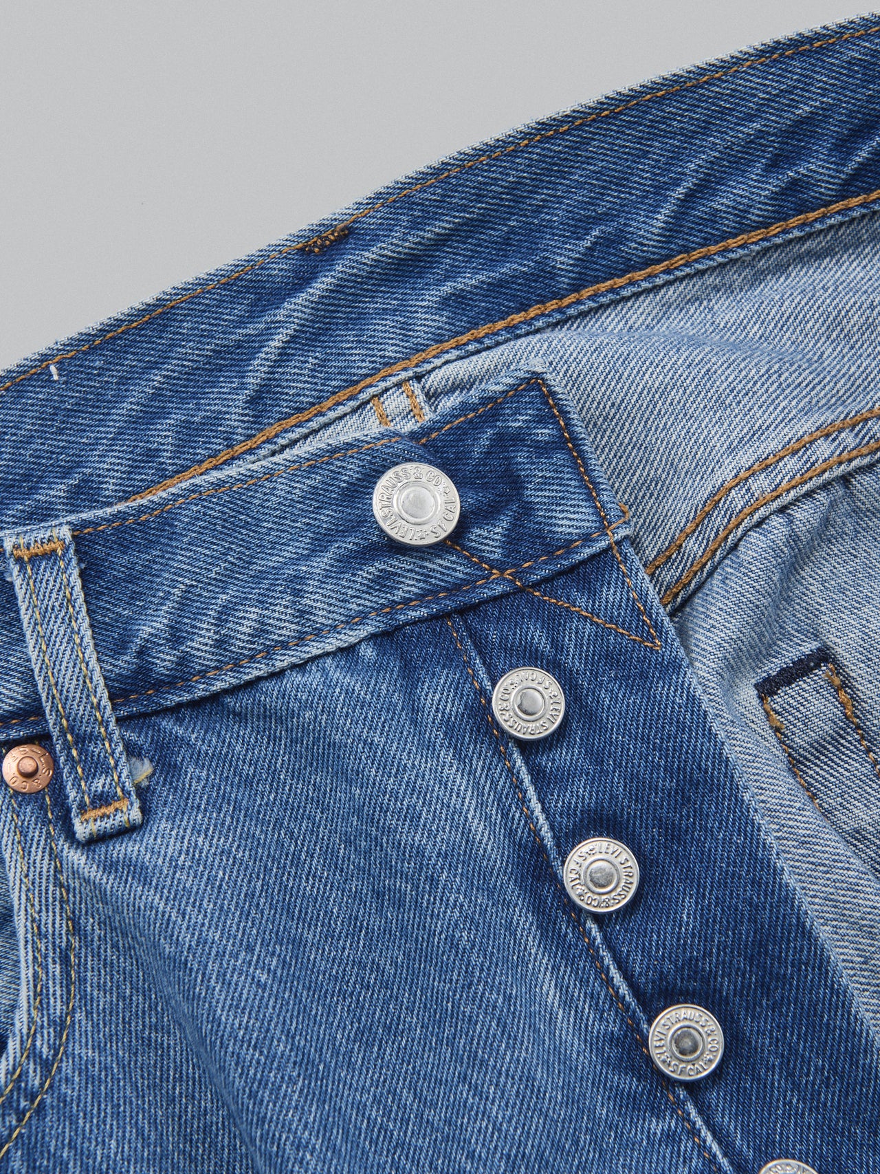 リーバイス&reg;（Levi's&reg;）の501&reg; Relaxedのボタン部分