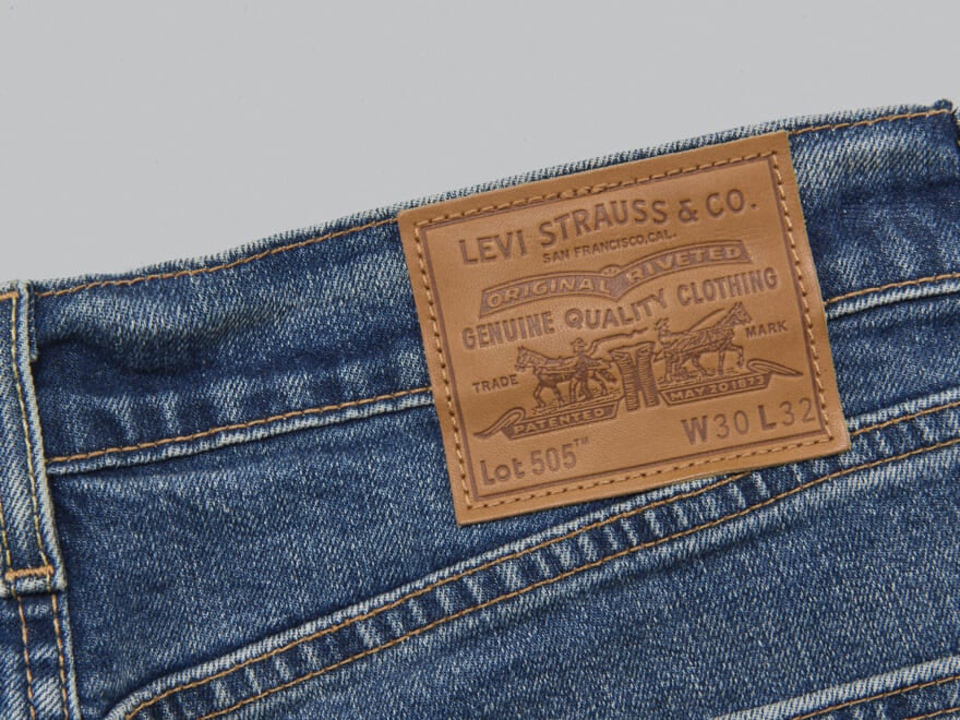 脚をキレイに見せたいなら「505」を。「リーバイス®」を代表する定番ストレートジーンズの人気の理由を深掘り＆試着レビュー【新作デニム図鑑】