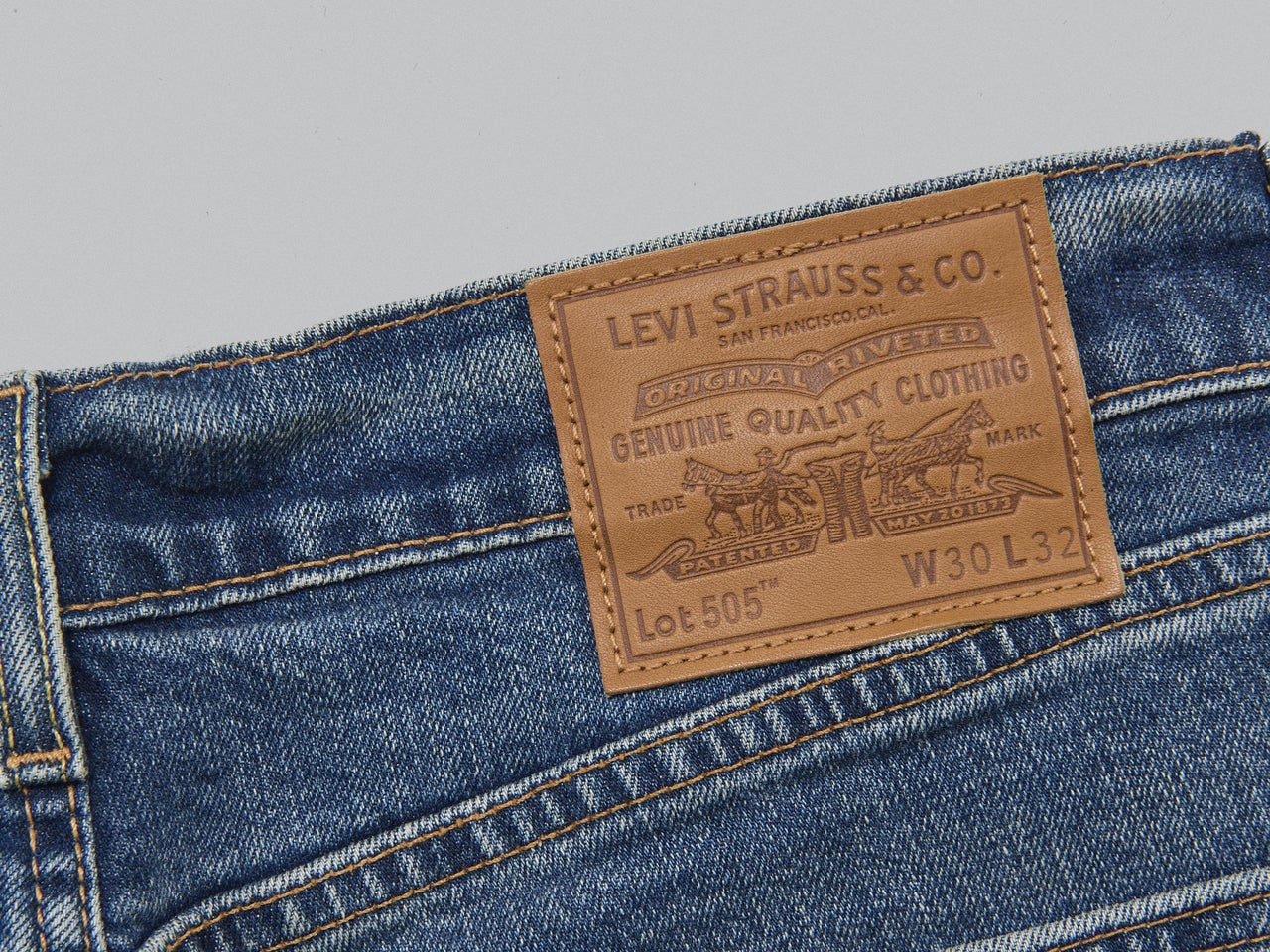 脚をキレイに見せたいなら「505」を。「リーバイス®」を代表する定番ストレートジーンズの人気の理由を深掘り＆試着レビュー【新作デニム図鑑】