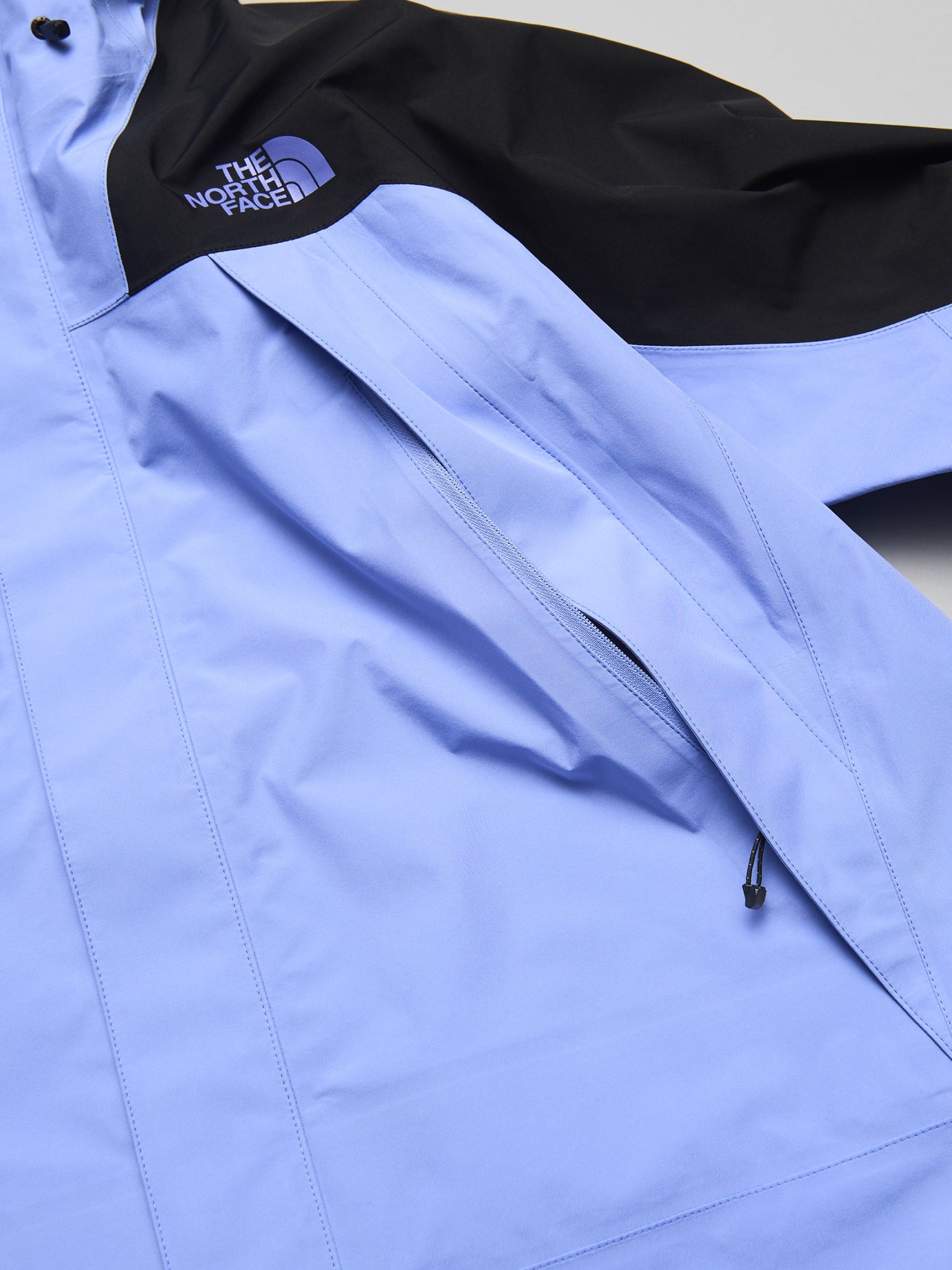 ザ・ノース・フェイスのマウンテンラウンダージャケットのフロントのスランティングポケット