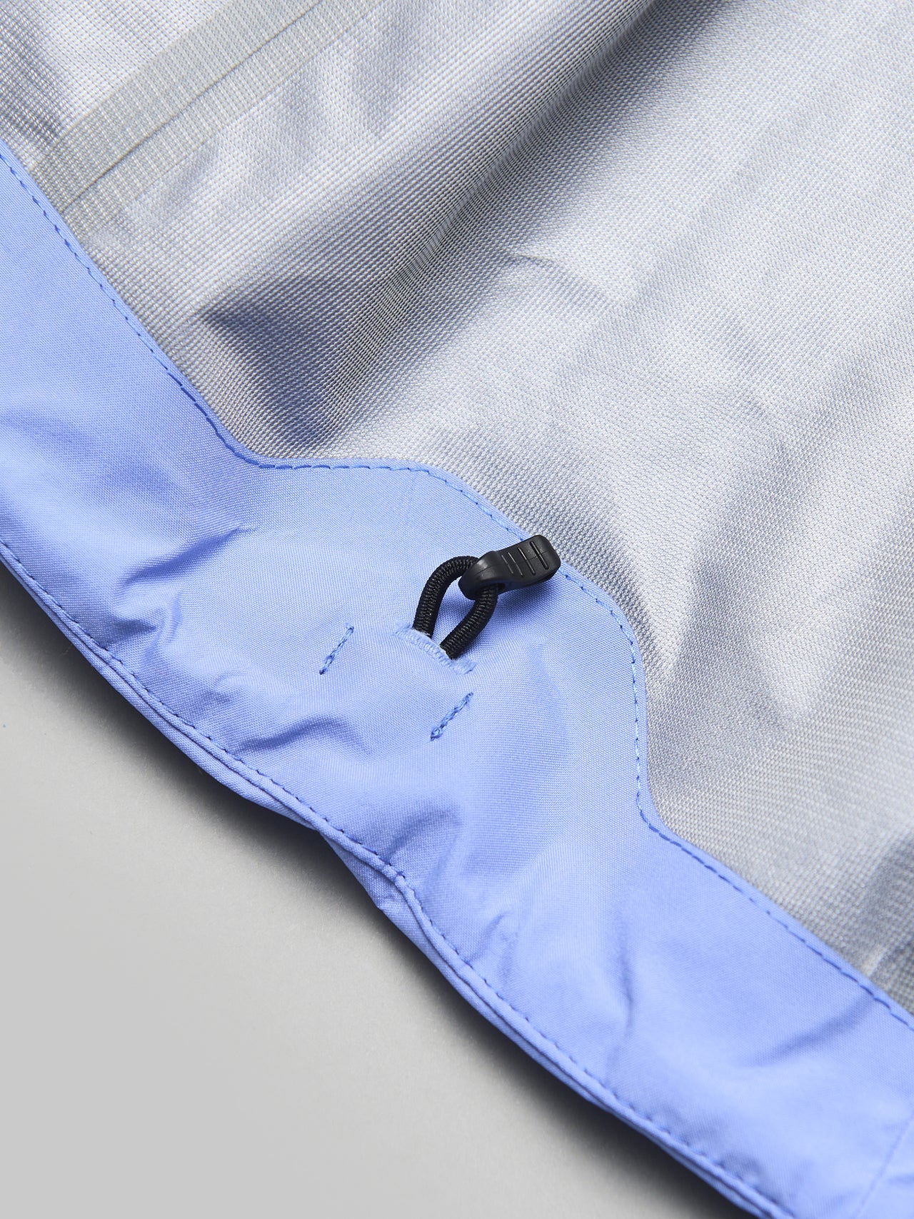 ザ・ノース・フェイスのマウンテンラウンダージャケットの裾のドローコード