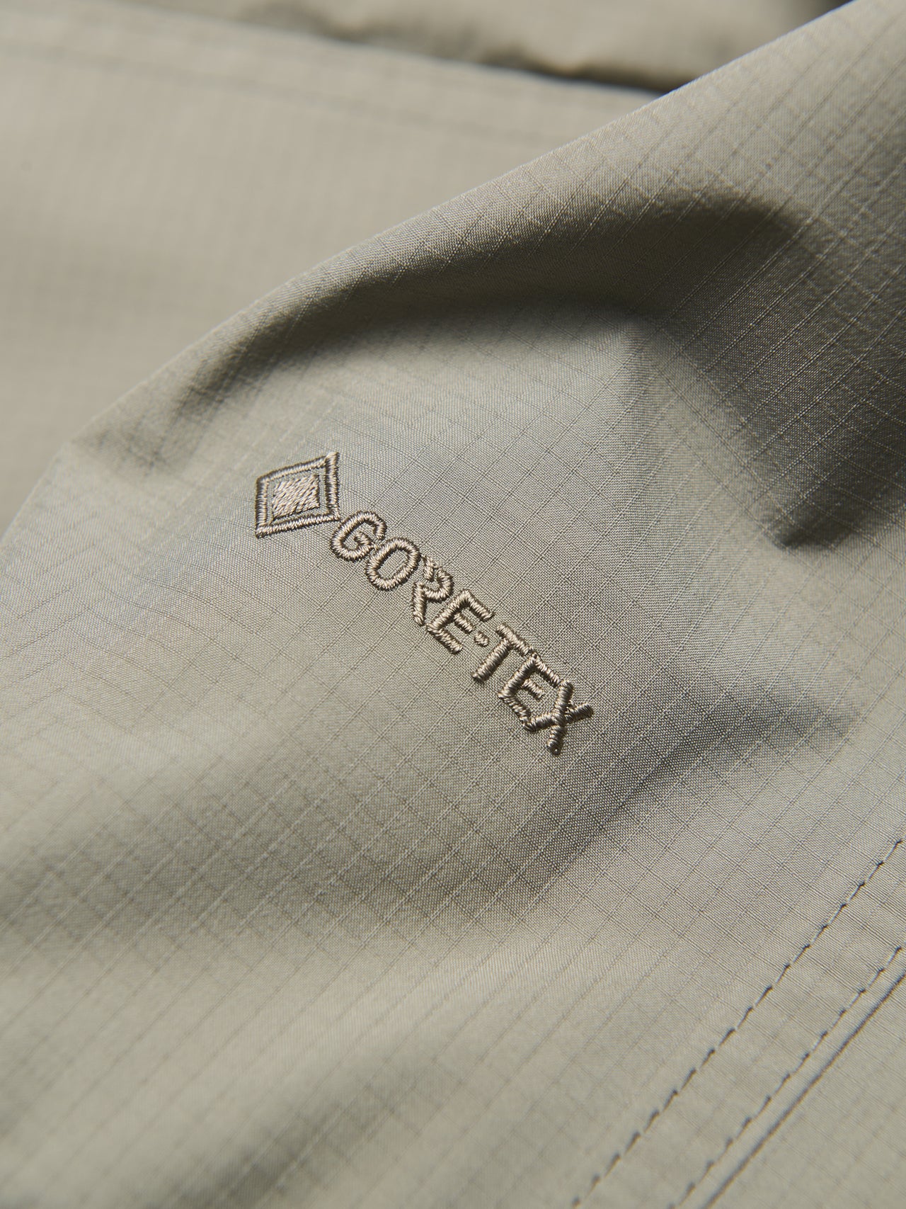 ザ・ノース・フェイスのハイカーズジャケットのゴアテックスロゴ