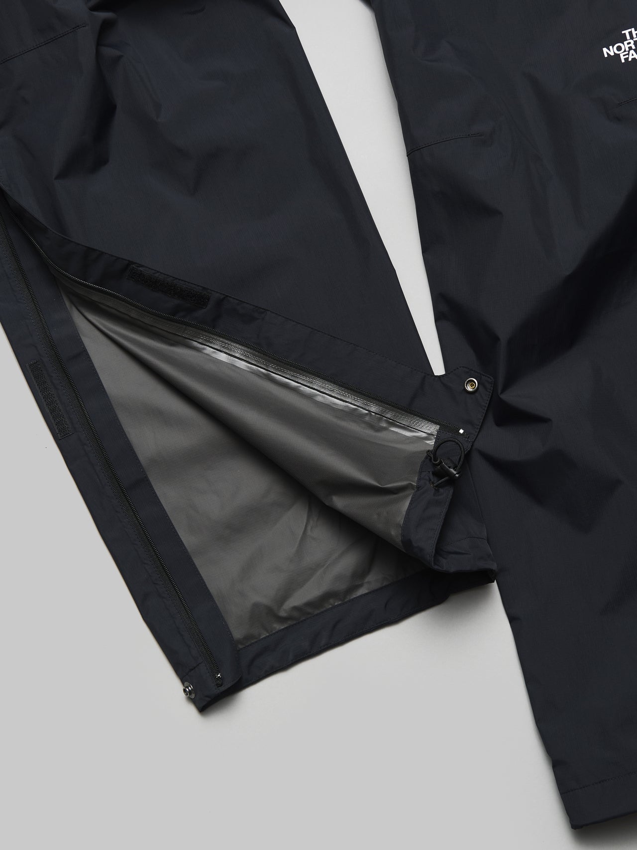 ザ・ノース・フェイスのトレッドパンツ の裾のファスナー＆ドローコード