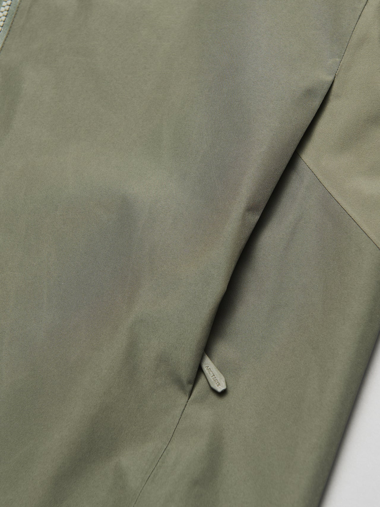 アークテリクスのソラノ ジャケットのサイドポケット