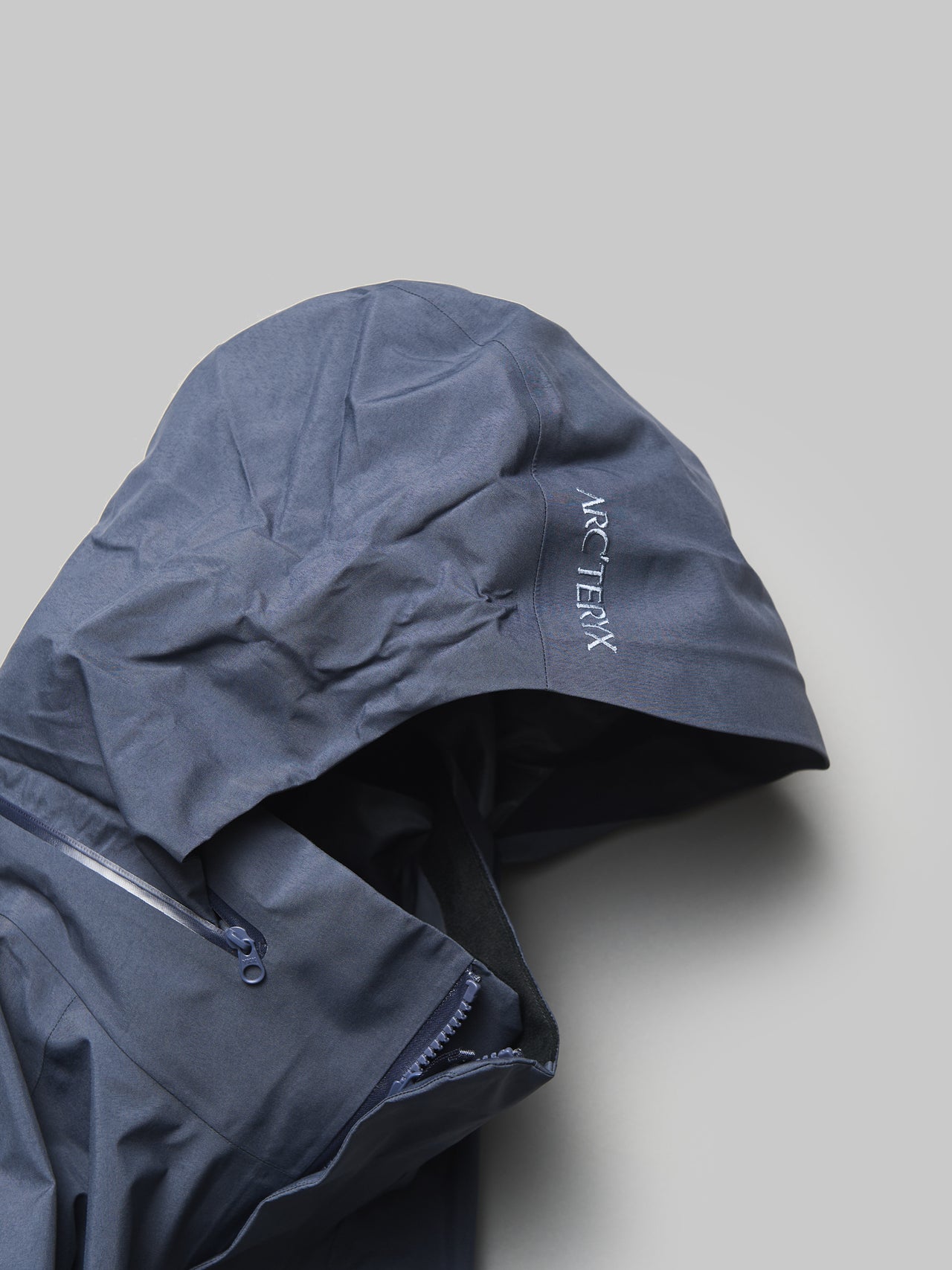 アークテリクスのサーミー ジャケット メンズのビルトインフード