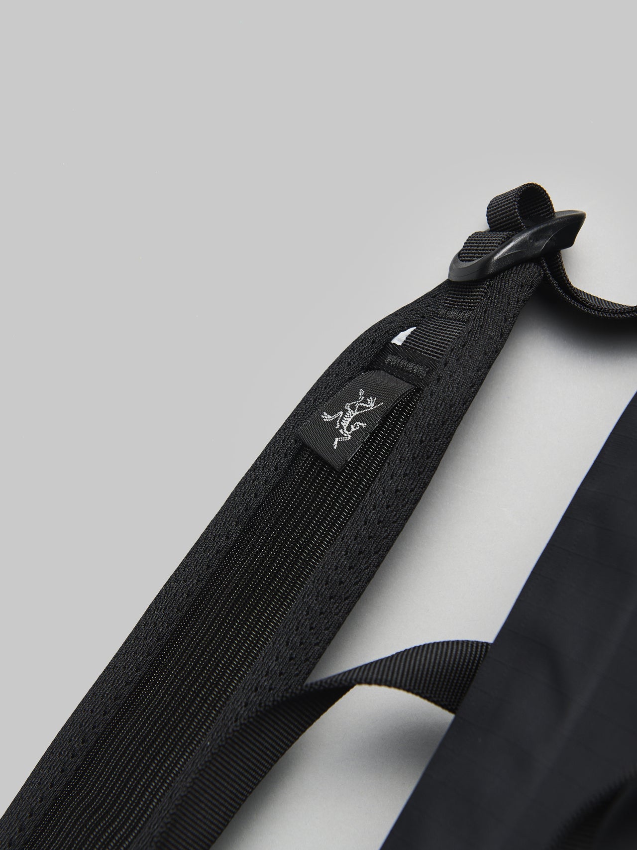 アークテリクスの黒いグランヴィル ショルダー バッグのショルダーストラップ