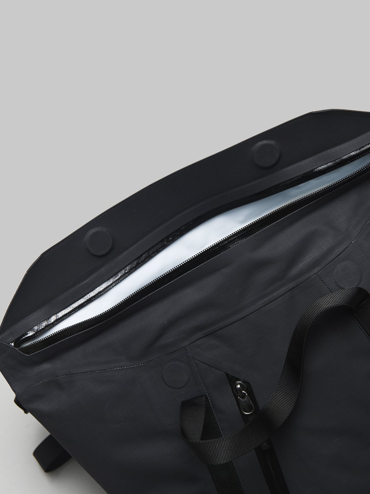 アークテリクスの黒いグランヴィル ショルダー バッグのメインコンパートメントの入り口