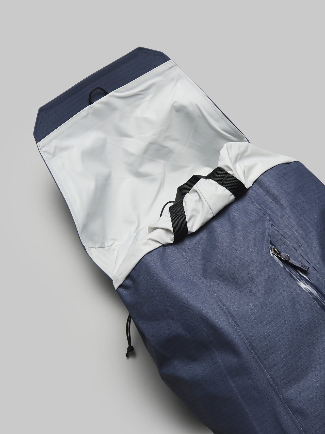 アークテリクスのグランヴィル 25 バックパック　バッグのフラップ