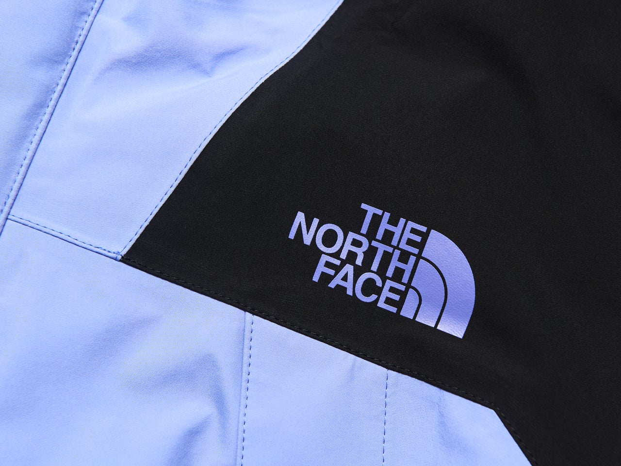 ザ・ノース・フェイスのマウンテンラウンダージャケットのハーフドームロゴ