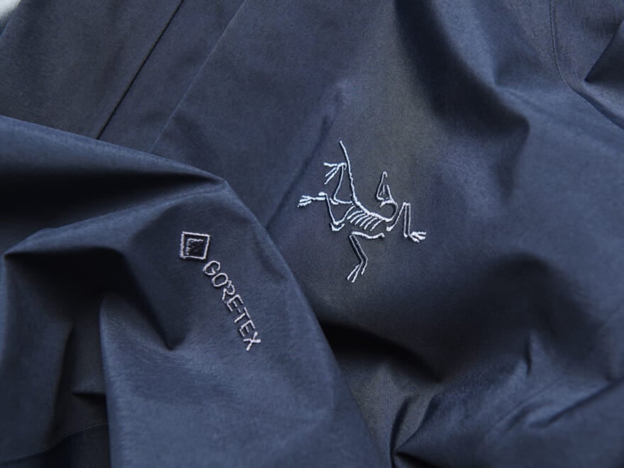 「アークテリクス」で４月に買うべき名品５選。進化するロングセラーの新作“防水ジャケット”に軽量＆高機能な黒バッグまで。[ARC’TERYX]