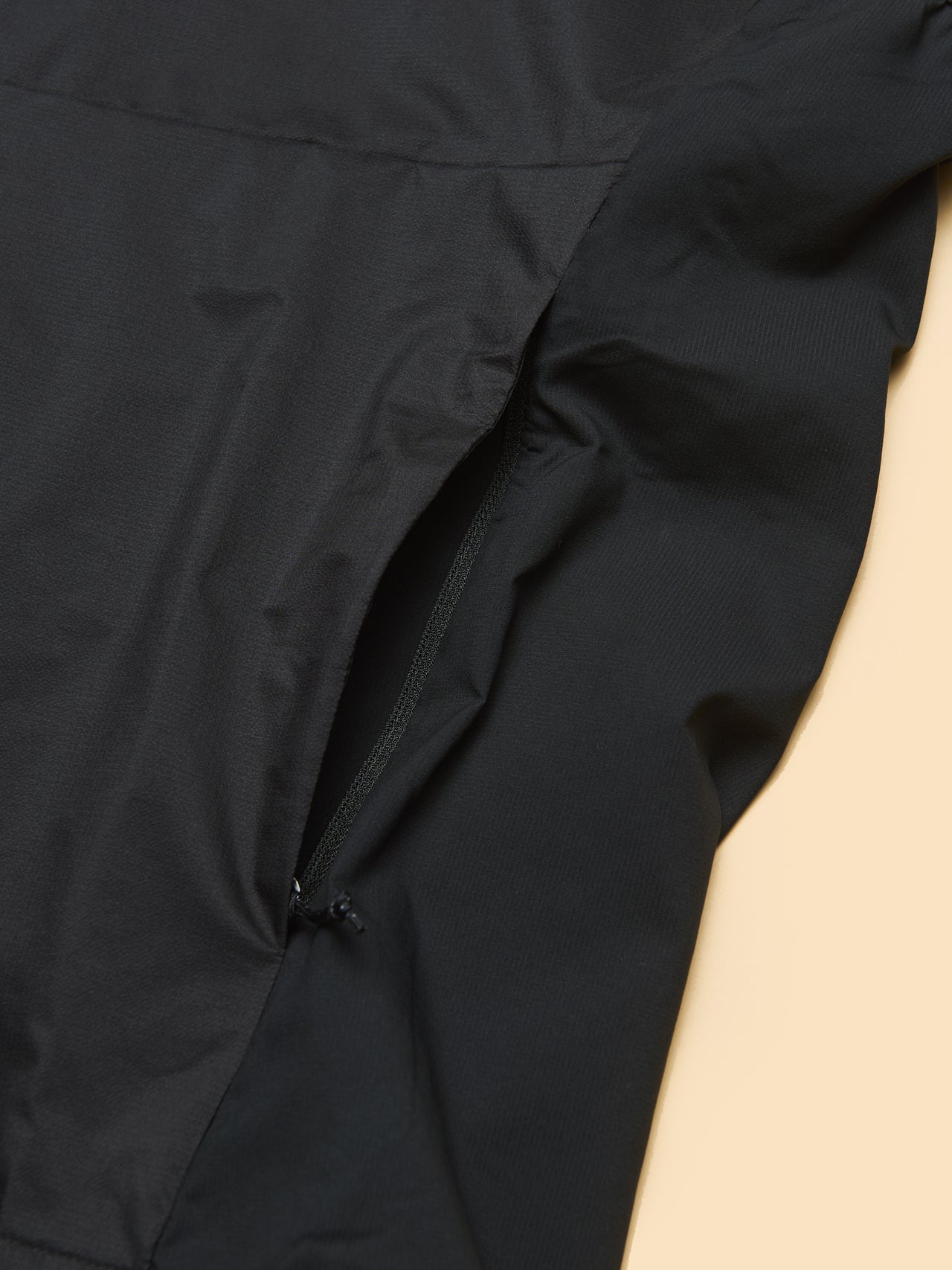 パタゴニアの黒いメンズ・トレイル・クラフト・ベストのポケット