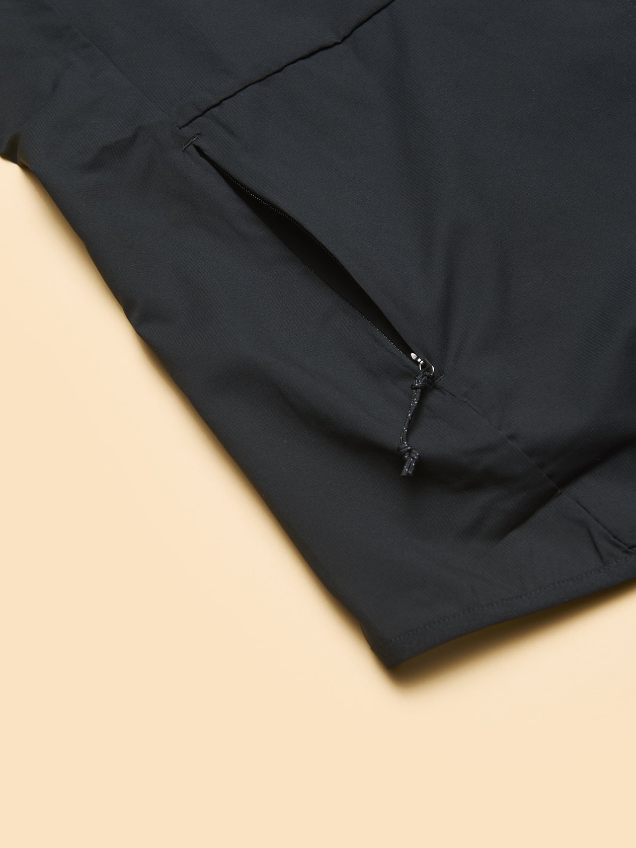 パタゴニアの黒いメンズ・トレイル・クラフト・ベストのジップポケット