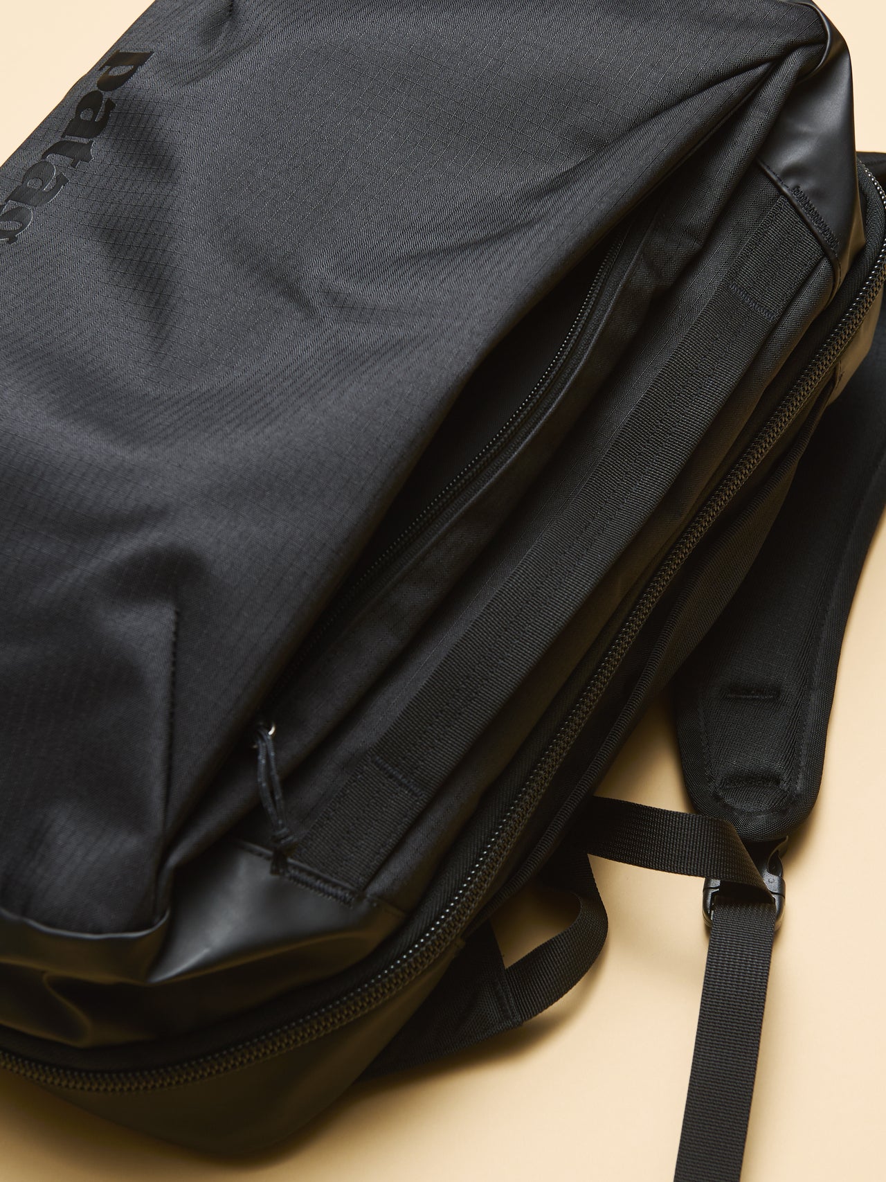 パタゴニアのブラックホール・マイクロ・MLC 22L　バッグのサイドジップ