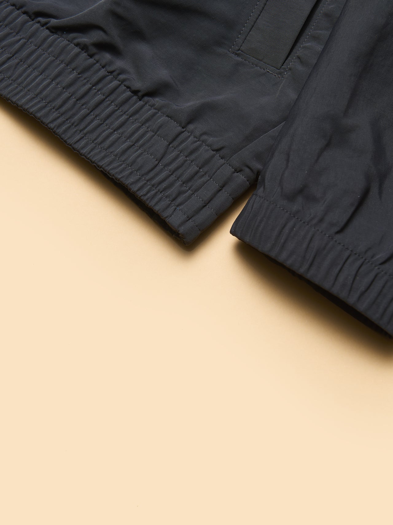 パタゴニアの黒いメンズ・イスマス・アンラインド・ジャケットの袖リブ