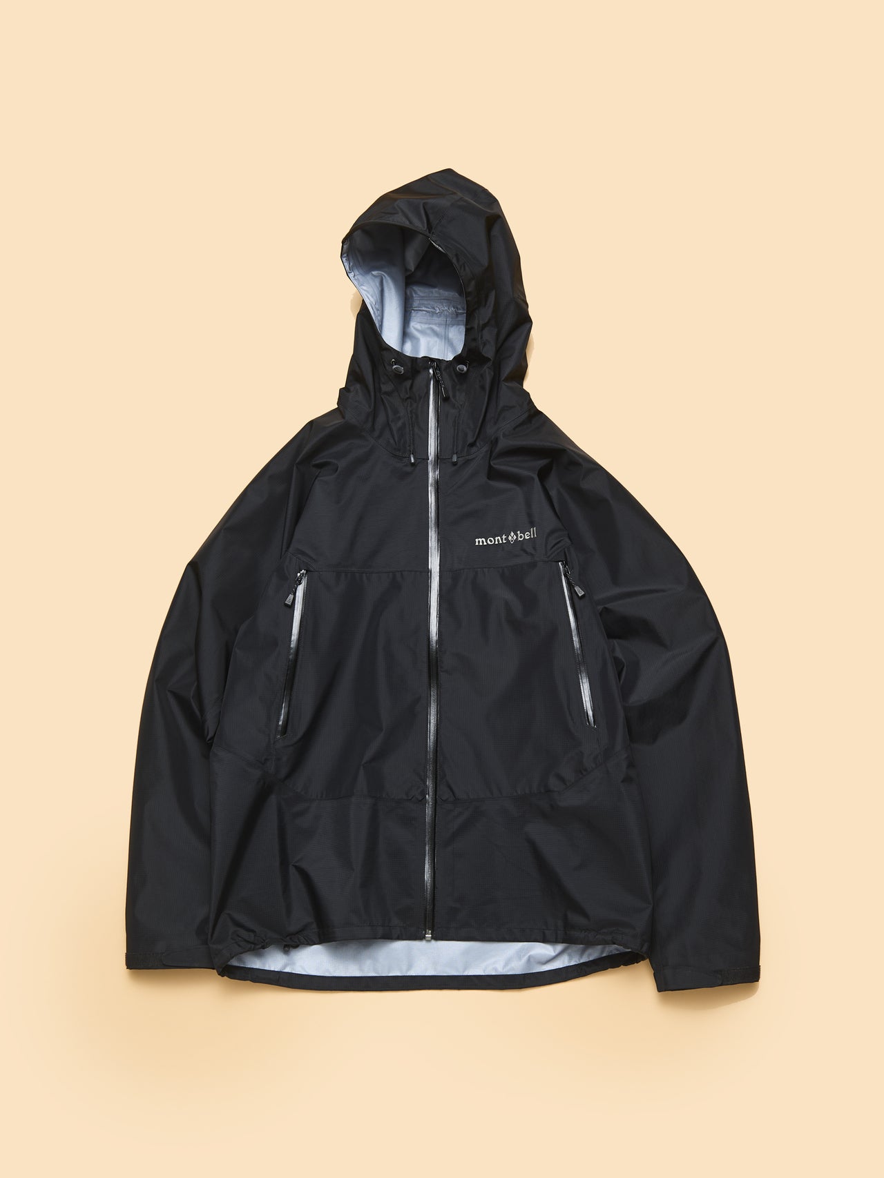 モンベルの黒いレイントレッカー ジャケット