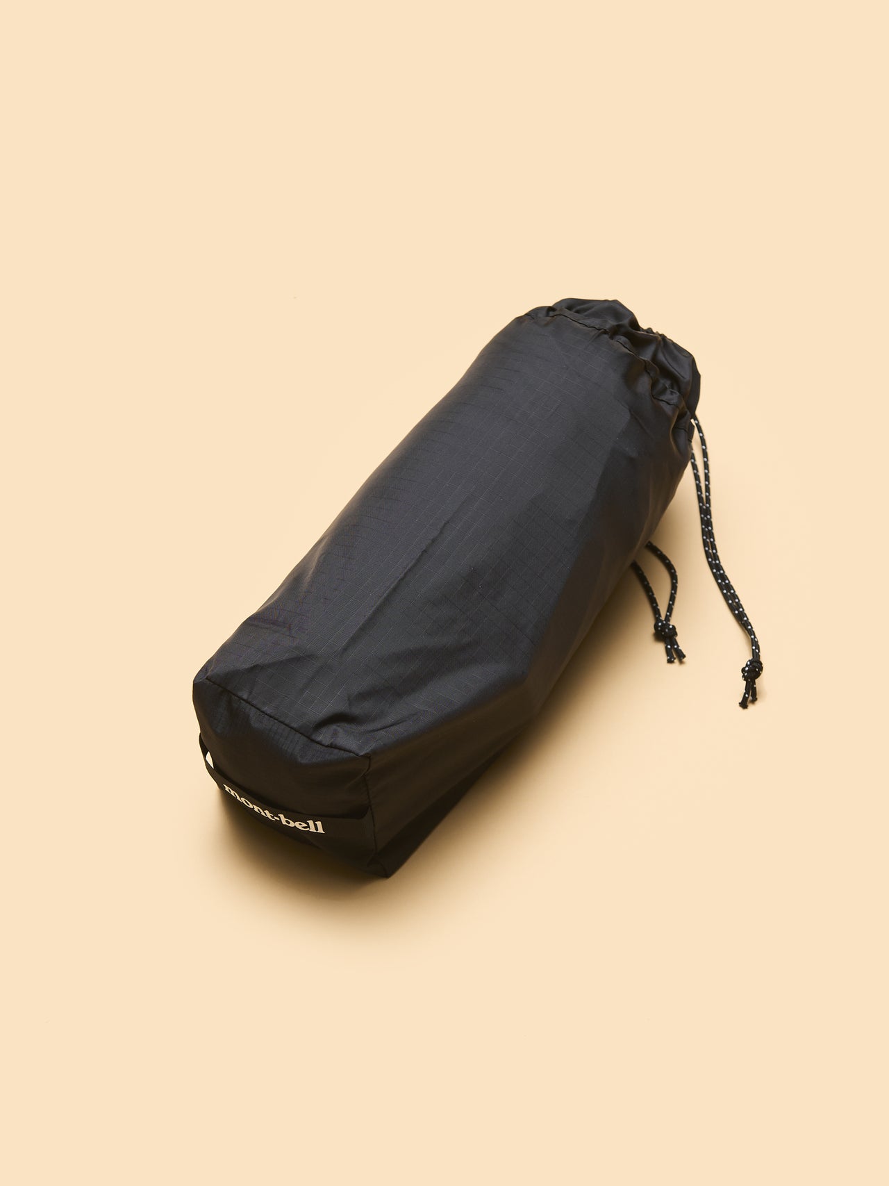 モンベルの黒いレイントレッカー ジャケットの専用のスタッフバッグ